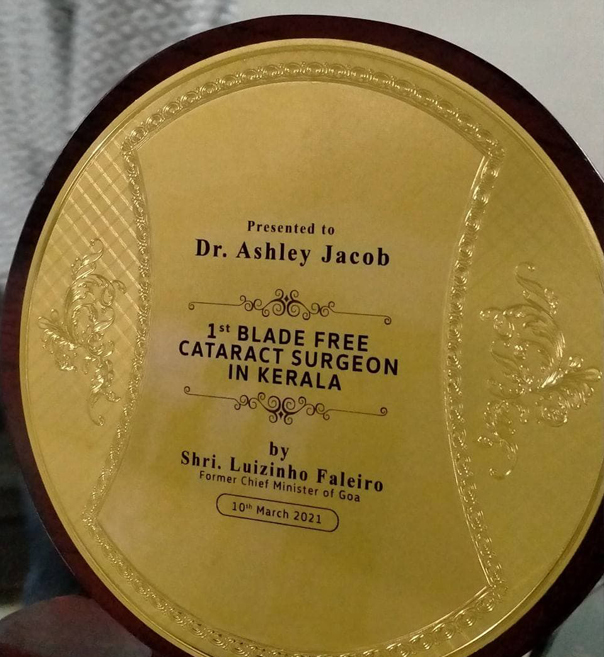 Dr Ashley Thomas Jacob, Medical Director, Mulamoottil Eye Hospital was felicitated by Shri. Luizinho Faleiro, former Chief Minister of Goa for being the first surgeon to perform the bladeless cataract surgery in Kerala. 